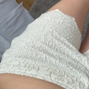 Spetsshorts - Så söta vita/creme shorts i spets!