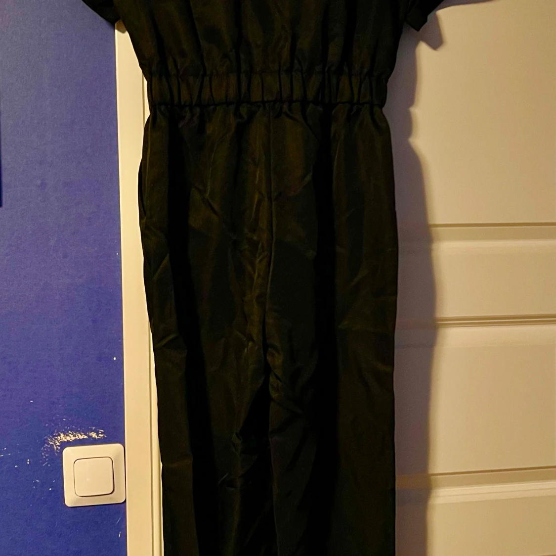 Svart lång jumpsuit med dragkedja och knytband - 1