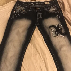 Mcbling blue queen jeans✧˚ ༘ ⋆｡˚❀˖✧˖° - ⁺‧₊˚ ཐི⋆♱⋆ཋྀ ˚₊‧⁺y2k bluequeen jeans, storlek 30 men skulle säga att de passar en M!! Skriv för mått och fler bilder, nästa alla pärlor har gått av därav priset⁺‧₊˚ ཐི⋆♱⋆ཋྀ ˚₊‧⁺😍