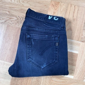 Dondup George byxor  - Ett par fina byxor ifrån Dondup i modellen George. Storlek 34. Fin tvätt och skön passform. Hör av dig vid minsta fundering