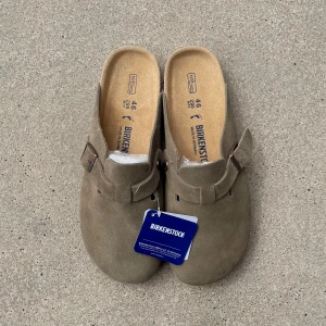 BIRKENSTOCK Boston  - Undersida längd: 29,5 cm Undersida bredd: 9 cm. Skorna är storlek 46, men skulle främst rekommendera dem för storlek 44