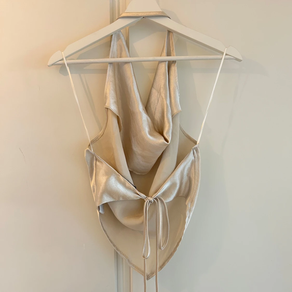 Champagnefärgad satintopp med drapering - 1