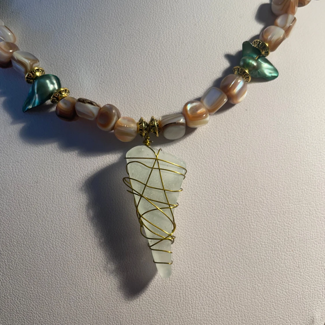 Halsband med pärlor och grönskimrande snäckdelar - 1