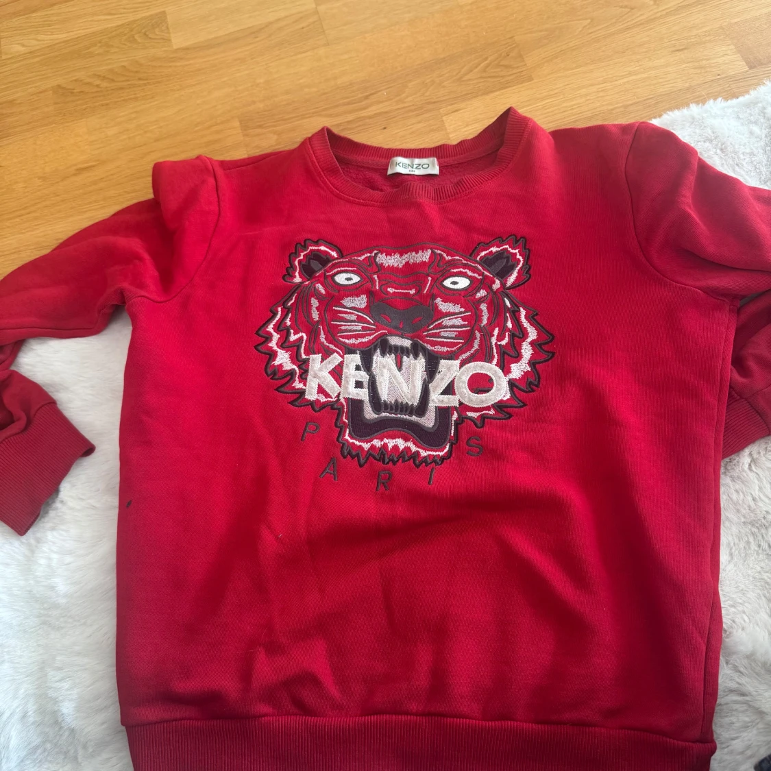 Röd sweatshirt med tiger från Kenzo