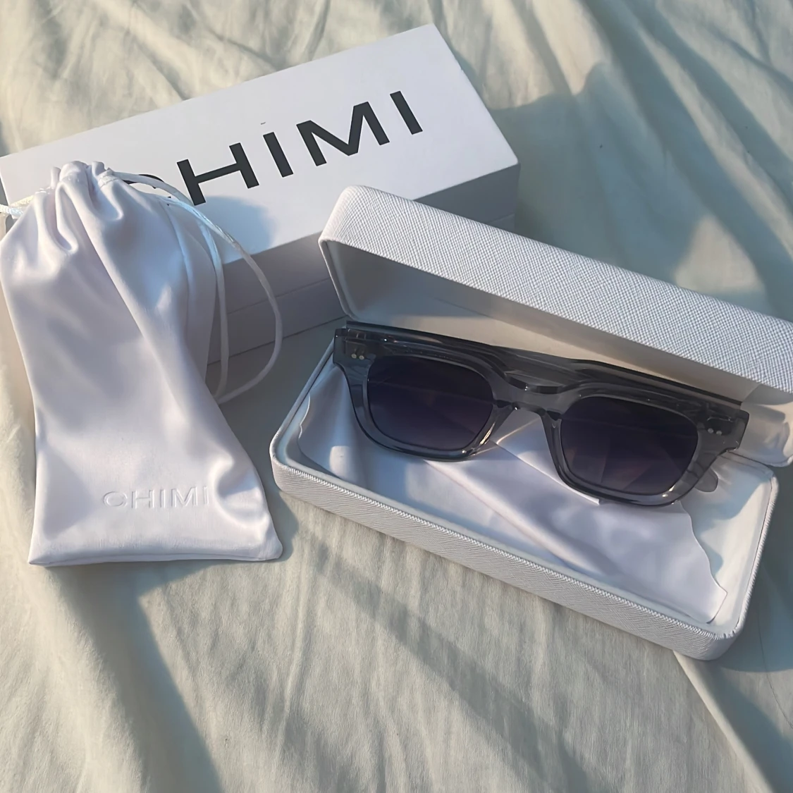 Grå transparenta solglasögon från CHIMI 04