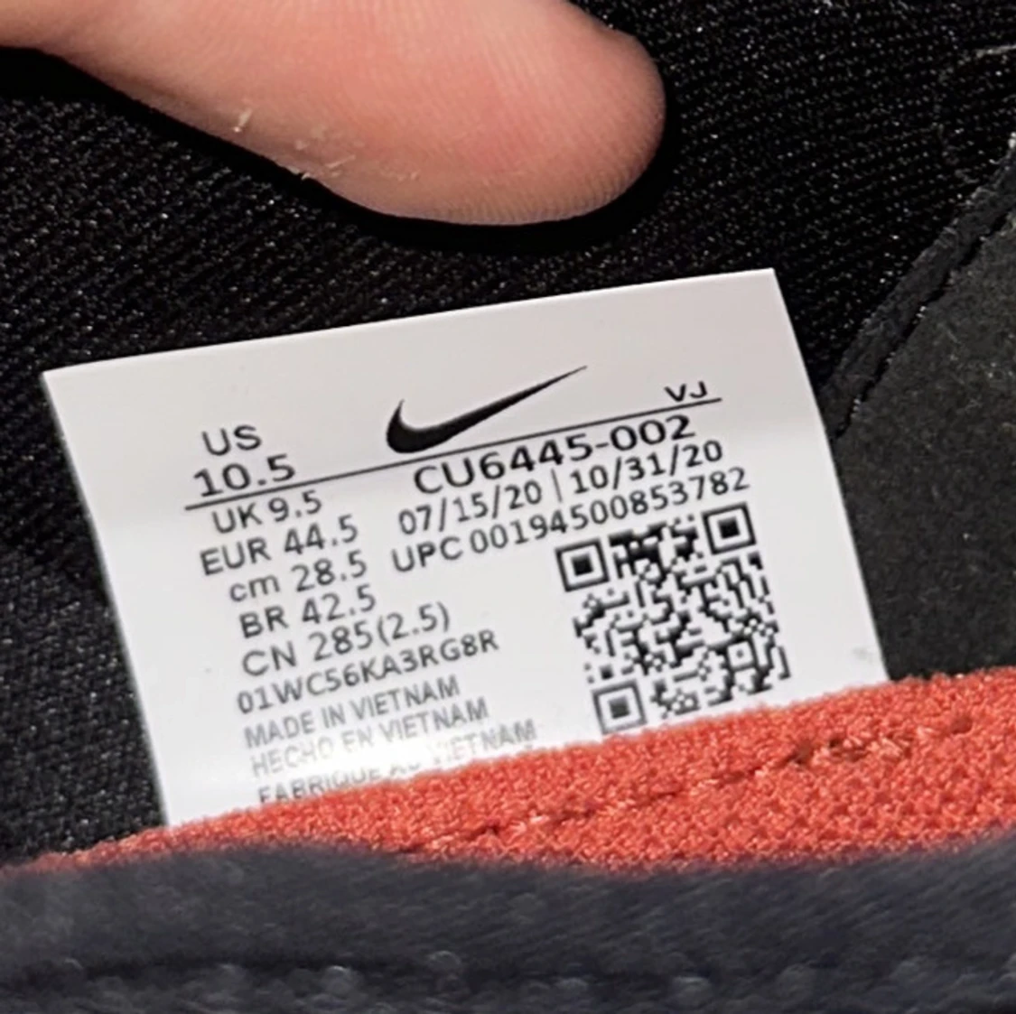 Nike sneakers med svart och röd design - 3