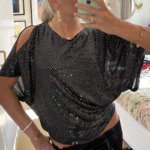 Fest topp - Festtopp i svart med silver detaljer. Är osäker på om jag vill sälja tar därför prisförslag. I fint skick