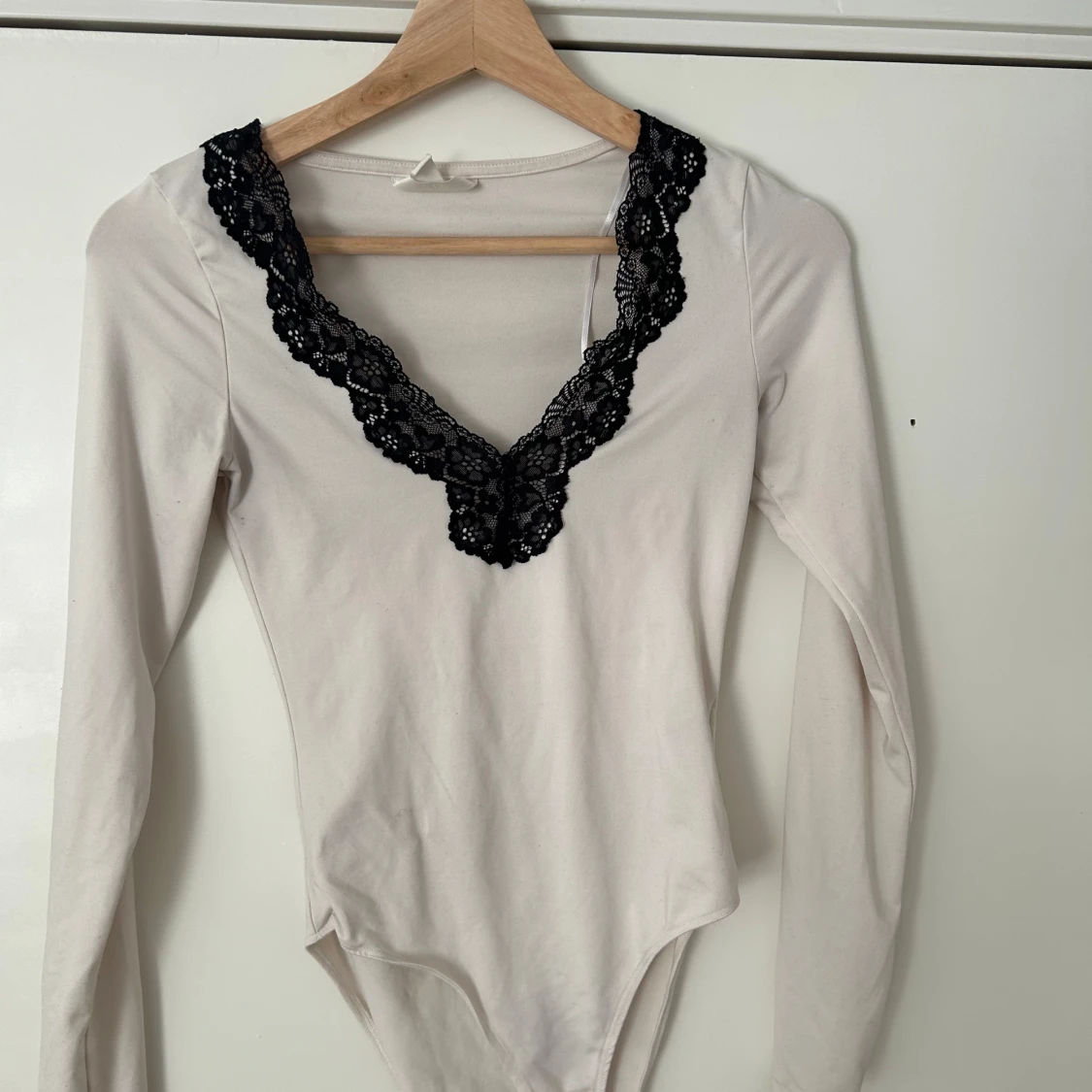 Vit långärmad body med svart spets