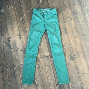 Gröna skinny jeans från Filippa K - Snygga gröna jeans från Filippa K med klassisk femficksdesign och smal passform. Byxorna har hällor för bälte, dragkedja och knapp framtill. Perfekta för dig som gillar en stilren look med färg.