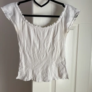 Vit ribbad offshoulder topp - Söt vit ribbad topp offshoulder-modell.