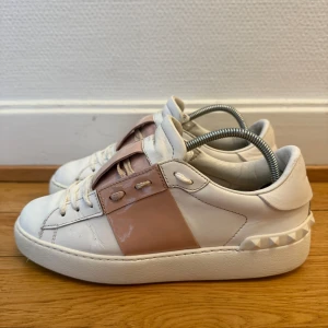 Valentino open sneakers - Säljer nu dessa fina valentino open skor | Storlek 37,5 | Väldigt fint skick  | Hör gärna av er vid frågor eller funderingar 😊