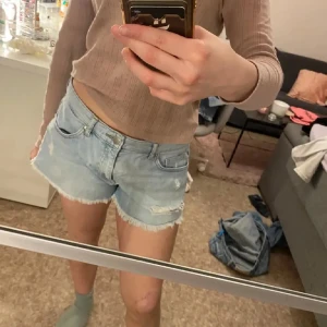 jeanshorts - snygga jeansshorts från hm. endast prövade. 💘