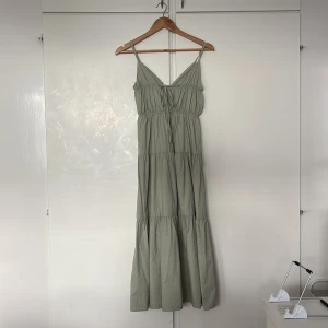 Ljusgrön omlottklänning  - Säljer en ljusgrön långklänning. Perfekt för bal, midsommar och sommaren! NYSKICK, använt 1 gång