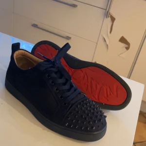 Christian Loubutins (Blå) storlek 41 - OBS kolla sista bilden‼️  Säljer ett par Loubutins färg mörk blåa, insidan har gått av lite vid hälen men inget som märks när man har på dom. Några/en del taggar har även gått av. Fick med ett kvitto men de är förmodligen fake därför priset är så lågt.