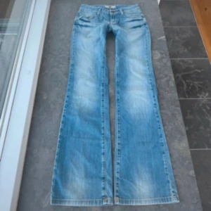 Låga Bootcut Jeans - Supersnygga låga jeans som knappt är använda💕💕💕skriv för mått osv