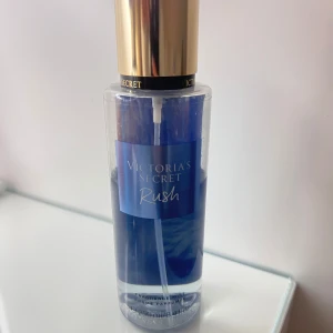 Victoria's Secret Rush parfym - Fräsch parfym från Victoria's Secret i doften Rush. Vill bli av med den då den inte kommer till användning. 