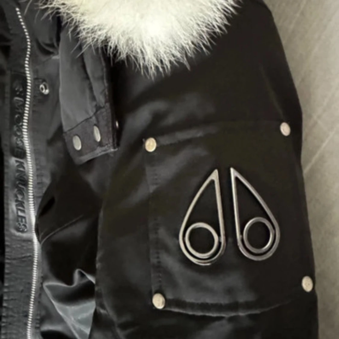 Svart vinterjacka med päls från Moose Knuckles - 4