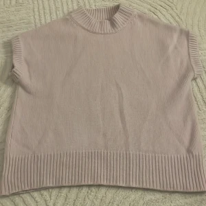Ljuslila stickad topp från soft goat - Säljer en ljuslila stickad topp från Soft Goat. Modellen är ärmlös med ribbade kanter vid hals och nederkant. Jätte bra skick och perfekt för sommaren.
