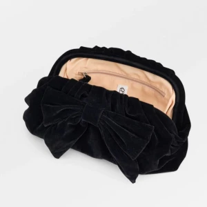 Becksödergaard väska - En clutch bag från Becksödergaard i svart med en rosett frampå🎀Använd väldigt få gånger och har därför enbart små små tecken på använd inuti.🩷
