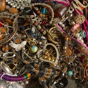 2kg Y2k smycken - Nästan 2kg Vintage Retro Y2k smycken pärlor smycken smyckeslåda en riktig fyndlåda! Även några silver smycken. Lita blandade märken några är trasiga perfekt att pyssla med