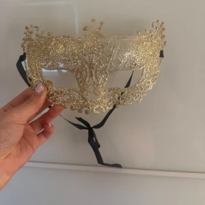 Glittrig maskeradmask i guld - Maskeradmask 🥰 