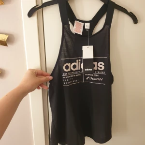 träningslinne  - tränings topp från Adidas I nyskick med lappen kvar, jag hittar ingen storleks lapp men skulle tro att den är en small ungefär, skriva gärna vid intresse för mått. 