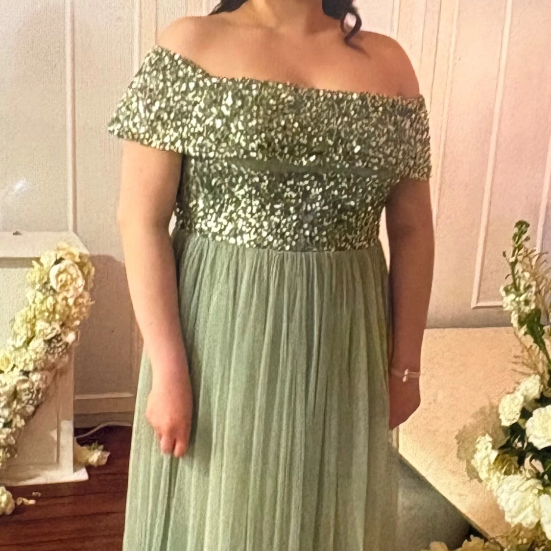 Grön glittrig långklänning med offshoulder - 1