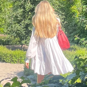 Vit volangklänning med lång ärm - Säljer en luftig och söt vit klänning med volangkant och långa ärmar. Klänningen har en lös passform och är tillverkad i ett lätt material, perfekt för varma dagar. Enkel och stilren design som passar till många tillfällen.