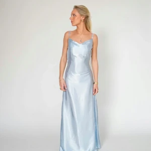 Balklänning - Så fin balklänning från By Stina i ljusblå, storlek Xs längd regular💗Passar kanske 160-175 typ och både xs och s då man kan reglera midjan och banden själv💗Den är helt slutsåld och väldigt populär men kollar intresset! Nypris 1560kr. Pris sänks inte, slutsåld på hemsidan!