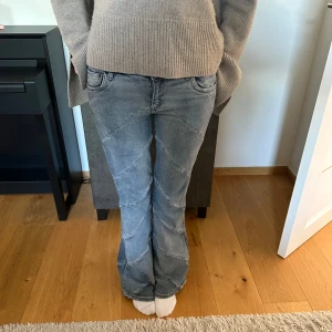 Coola jeans  - Säljer dessa super snygga Low waist boot cut jeans från Urban outfiters🩵 W.28 L.32 tjejen på bilden är 170 cm. Dom har en defekt på sista bilden lite under rumpan 