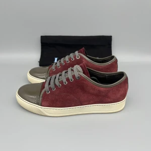 Lanvin Patent Cap Toe Vinröd | 41 - • Skorna är sparsamt använda och i mycket bra skick  • Storlek: 40 | UK6 (passar storlek 41)  • Färg: Vinröd  • Nypris i butik: 5000SEK  • Låda & dustbag medföljer