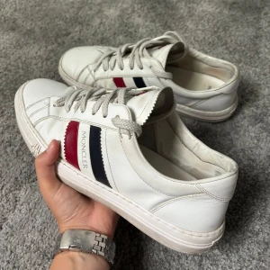 Moncler Skor - Säljer nu dessa eftertraktade Moncler skor✅skorna är i jättefint skick, förutom att de har ett litet rivsår längst fram som du kan se (sista bild)🙌🏼 -Själklart äkta💎 -Nypris runt 7000kr mitt pris:1299 -inget medföljer✅ Tveka inte att höra av dig🙌🏼