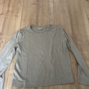 Beige långärmad tröja från Boomerang - Säljer en enkel och stilren beige långärmad tröja från Boomerang. Tröjan har rund halsringning och är tillverkad i ett mjukt material som passar perfekt till vardags. Klassisk och tidlös modell. Säljer pågrund utav att den är för liten. 