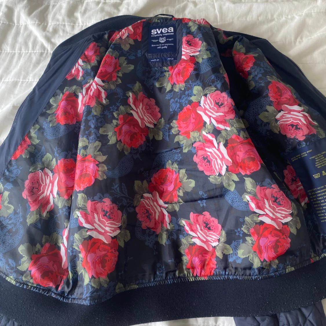 Mörkblå quiltad bomberjacka från Svea - 4