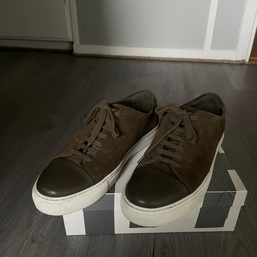 Snygga gröna sneakers i mocka från Axel arigato med en cap toe ( glansig vid tårna ). Skorna har snörning och en stilren design som passar perfekt till vardagsoutfiten eller en fin kväll ute på stan. Köpta på Arigatos hemsida för strax över ett år sedan. Nypris 3200kr. Väldigt fint skick, några få fläckar på övre sula som borde gå att få bort. Storlek 43 men passar lika bra till folk med 44. Om du har några funderingar är det bara att höra av dig;). Kengät.