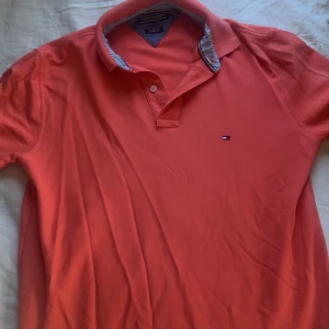 Tommy hilfiger piké - Säljer en snygg pikétröja från Tommy Hilfiger, fett snygg inför sommaren!