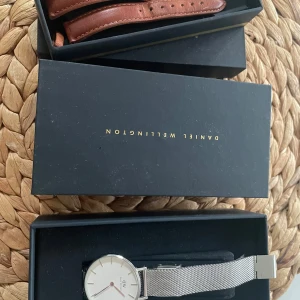 Daniel Wellington klocka - Silver, strl 28, nytt läderband, nytt batteri behövs 
