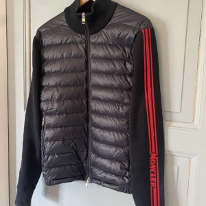 Moncler cardigan - Säljer en sällsynt moncler cardigan i storlek M. Skicket på denna är 10/10 då jag har använt den ett fåtal gånger. 🟢Mitt pris: 2500kr  🔴Nypris: 8000kr.