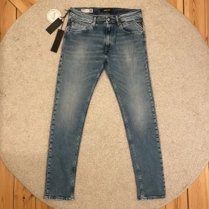 Nya Replay Jondrill - Säljer dessa sprillans nya Replay Jondrill som även har tagsen kvar. De är i storlek W31 L32 och har en slim fit passform. De har även en slitning på fickan som gör de ännu snyggare (se bild 4). Jag säljer nu dessa för endast 649 kr. Tveka inte på att höra av er vid bud eller frågor.