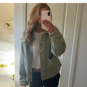 Olivgrön jacka från Zara - Snygg olivgrön jacka från Zara med knappar framtill och stora fickor. Använd en gång💗
