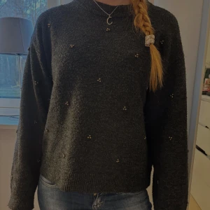Stickad tröja ifrån h&m - Säljer denna jätte fina stickade tröjan ifrån h&m, säljer då den inte kommer till användning längre 🩷 (skriv gärna innan ni trycker på köp nu)