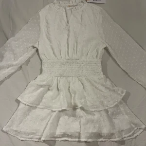 Klänning - Fin vit klänning, aldrig använd med lappen kvar. Priset kan diskuteras🩷