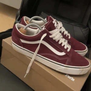 Vinröda vans - Säljer ett par tvär feta vinröda Vans skor. Storleken är 44. Endast använd fåtal gånger. Galet feta o trendiga. Vid frågor o funderingar är de bara att skriva