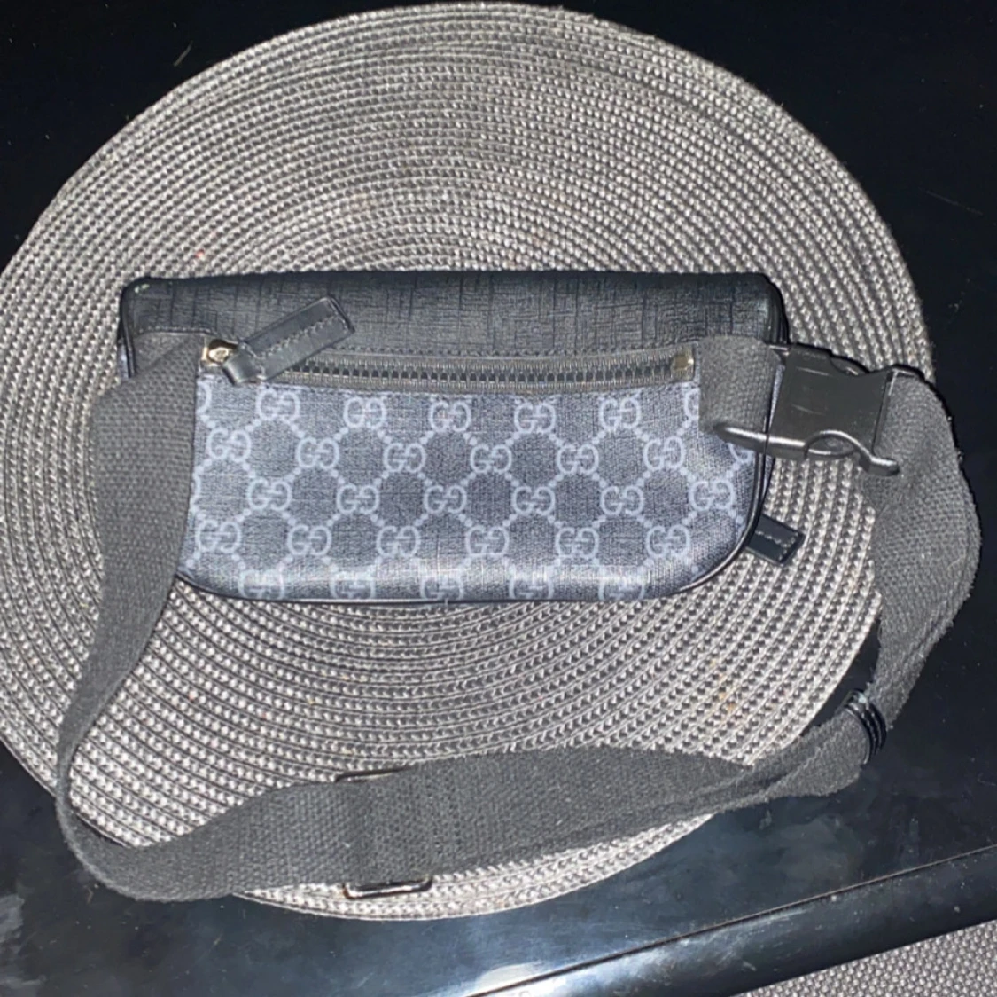 Svart och grå axel/midjeväska med mönster - 1