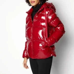 Röd pufferjacka från Guess - Snygg röd pufferjacka från Guess, tillverkad av återvunna plastflaskor. Jackan har en glansig finish och en praktisk huva. Perfekt för kyliga dagar med sin varma och vadderade design. Dragkedja framtill för enkel stängning. Lånad bild från selpy. Jackan är S/M