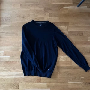 Mörkblå tröja från Signal - Säljer en stilren mörkblå tröja från Gant, knappt använd! Tröjan har långa ärmar och en klassisk rund halsringning. Perfekt för alla olika stiler! Pris kan diskuteras!