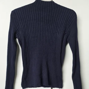 Marinblå åtsittande tröja - Marinblå åtsittande tröja, storlek M. Helt oanvänd, har endast testat den en gång.