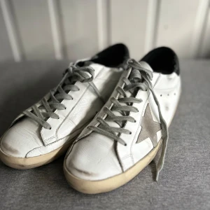 Golden goose skor - säljer dessa vackra golden goose skorna till ett bra pris. Skorna är 100% äkta, tyvärr ingår ingen kartong eller kvitto. Cond:8/10