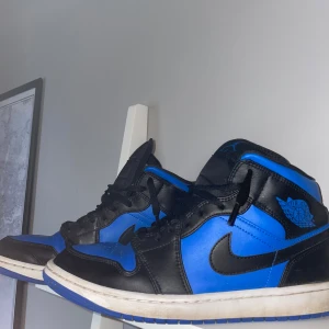 Nike Air Jordans 1 mid i svart och blått - Lite använda men fortfarande i bra skick. Köpta för 1500.