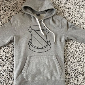 Number (n)ine shield hoodie - Fet number nine hoodie, storlek S inga defekter, 8/10 Skick. Reprint Modellen från AW01 ”standards”. Säljs inte längre. Pris går att diskutera !!